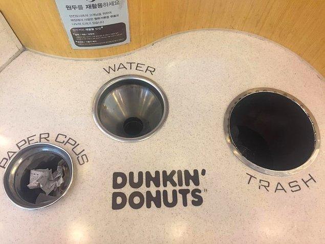 5. "Kore'de bulunan 'Dunkin' Donuts' şubesinde, içeceğinizi atmadan önce dökebileceğiniz özel bir çöp var."