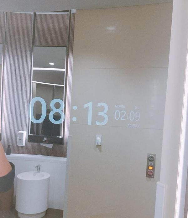 18. "Incheon Havalimanı'nda saatler aynaların içine yerleştirilmiş şekilde bulunuyor."