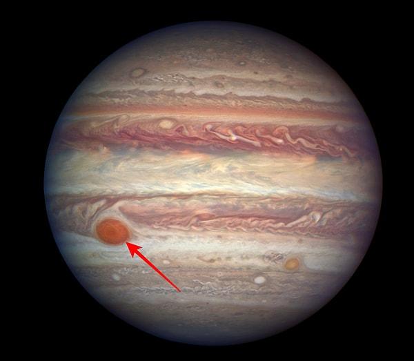 Bonus; Jüpiter'in üzerinde gözüken kırmızı leke aslında bir fırtınadır. Ve bu fırtınanın boyutu bile Dünya'nın 4 katı büyüklüğündedir...