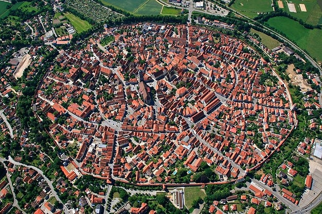 8. Günümüzde Güney Almanya olarak bilinen bölgeye yaklaşık olarak 15 milyon yıl önce bir astroid düşmüştür ve devasa bir krater oluşturmuştur.
