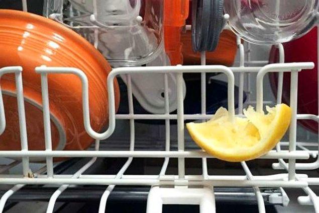 6. Kullandığınız limonları bulaşık makinenizdeki kaşıklığın içine koyun.