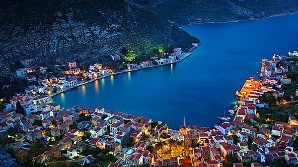 Denizi ve beyaz evleri ile Akdeniz'in en güzel yerlerinden biri olan Kaş'ın güzellikleri saymakla bitmiyor.