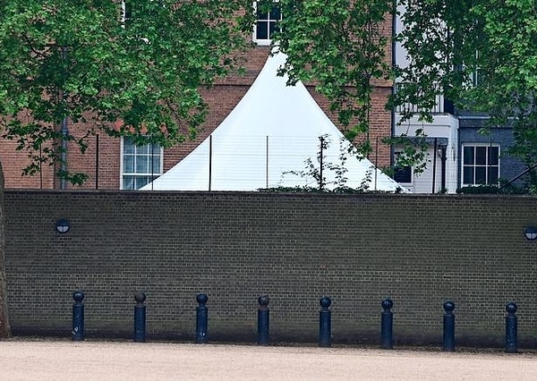 Беседка на территории Даунинг-стрит, 10 была видна в воскресенье.