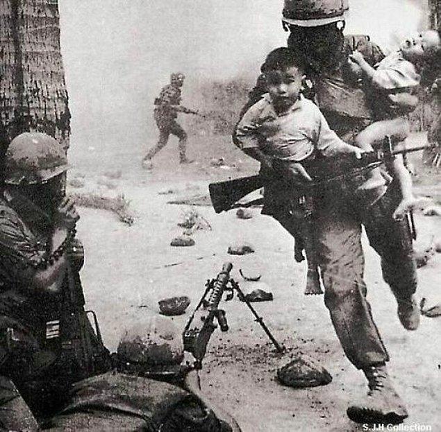 17. Amerikalı bir deniz subayı, Vietnam Savaşı'nda bir çatışma sırasında iki Vietnamlı çocuğu kurtarıyor. (1968)