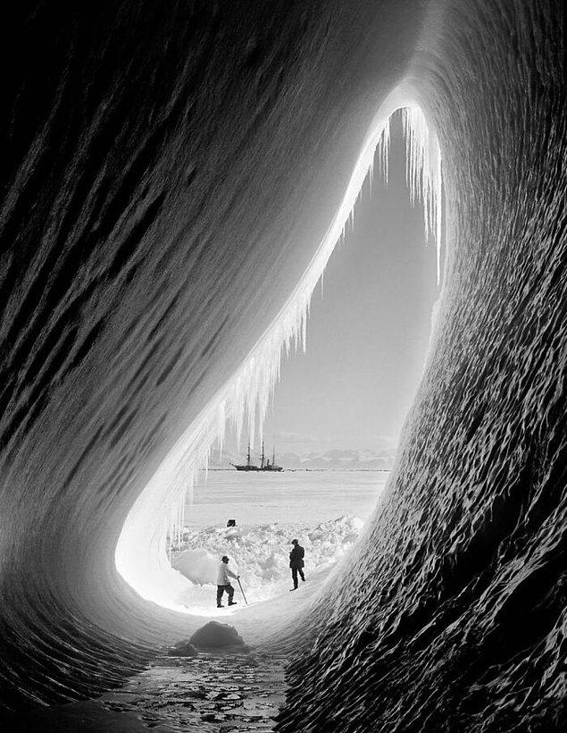 29. Jeolog Thomas Griffith Taylor ve Meteorolog Charles Wright bir buz mağarasının girişinde. (Ross Adası, 5 Ocak 1911)