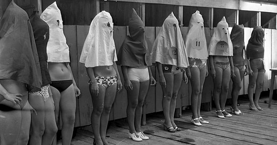 Bildiğiniz Bütün Güzellik Yarışmalarını Unutun! 1971'de Yapılan Bi' Acayip Bacak Güzeli Yarışması