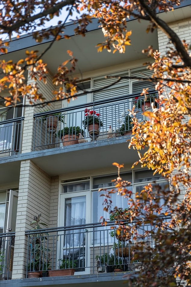 12. "Sabahın köründe sarhoş olup daha sonra balkona çıkıp 3 apartman ötedeki arkadaşıyla bağırarak konuşuyor."