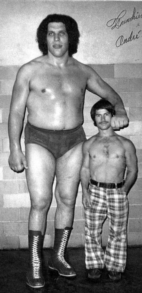 9. "André the Giant" sahne adıyla tanınan, 2 metre 25 santimetre uzunluğunda ve 226 kilo olan bu abimizin insan üstü bir içki içme yeteneği olduğu söyleniyor.
