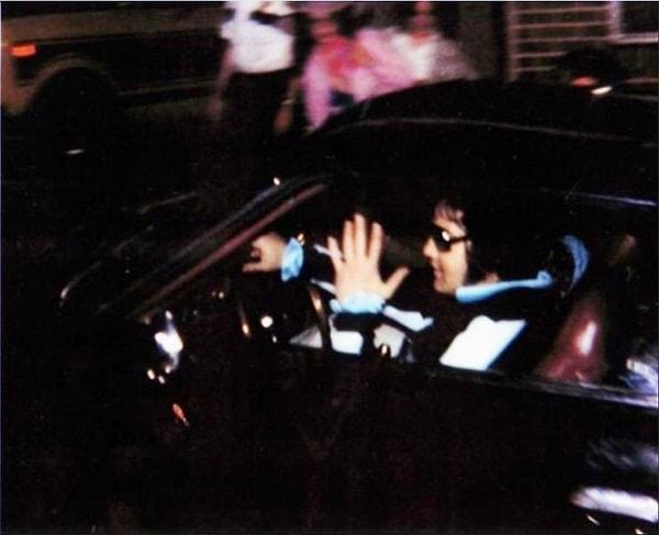 17. "Graceland'den dişçi randevusu için ayrılan Elvis Presley'in bilinen son fotoğrafı."