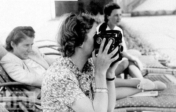 Eva, Hitler'in sayılı renkli fotoğrafını çekti ve aslında hayatı boyunca da korunaklı ve lüks bir hayat yaşadı.