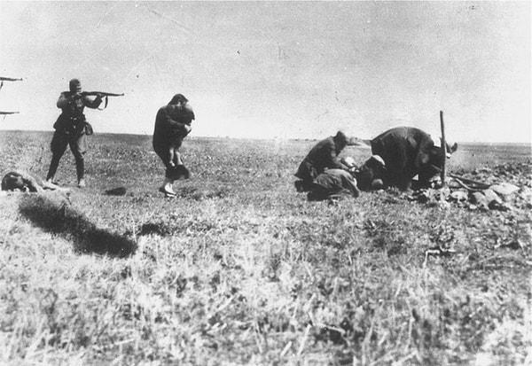1. Einsatzgruppen, İkin Dünya Savaşı sırasında Kiev şehrinde Yahudileri katlettiği an.
