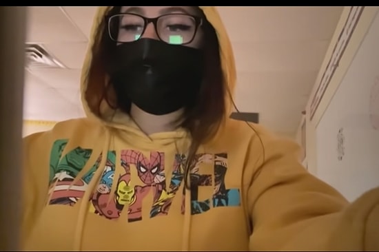 Okul Güvenliğini Test Etti: 13 Yaşındaki Kızının Kılığına Giren Anne Okula Sızdı...