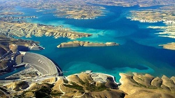 16. Türkiye'nin en büyük barajı Fırat Nehri üzerindeki Atatürk Barajı'dır.
