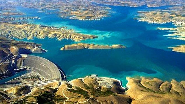 16. Türkiye'nin en büyük barajı Fırat Nehri üzerindeki Atatürk Barajı'dır.