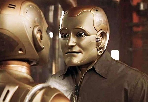 14. 'Bicentennial Man' filmine göre 2005 yılında robot hizmetçilerimiz olacaktı.