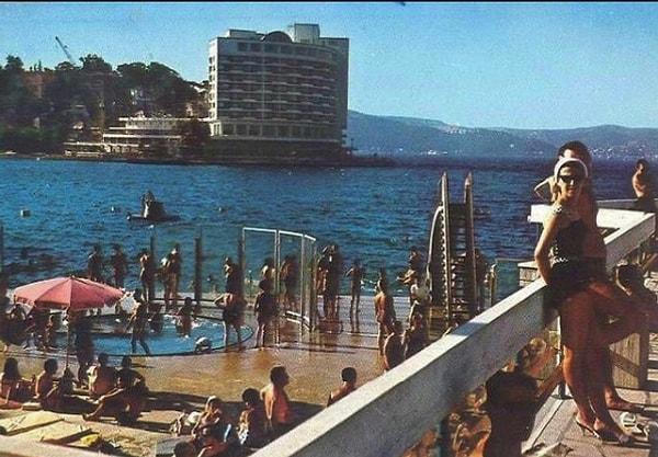 4. Şu an inanması ne kadar güç olsa da İstanbul'un çoğu yerinde böyle plajlar vardı ve insanlar rahatça denize girebiliyordu. Tarabya, 1965