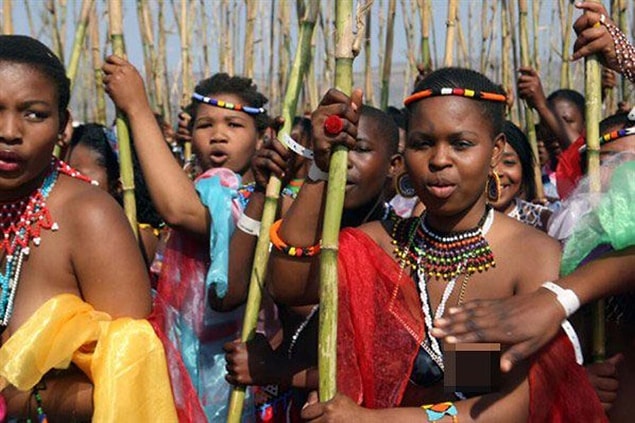 3. Afrika'da bir kabilede, düğün sonrası gelin ve damat yalnız bırakılmıyor, onlara gelinin annesi eşlik ediyor.