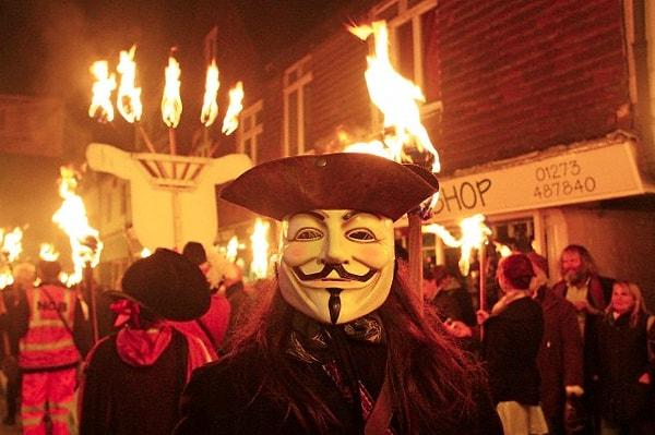 Günümüzde İngiltere'de her yıl 5 Kasım gecesi, Guy Fawkes günü olarak kutlanıyor.