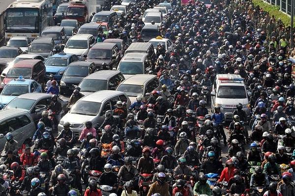 6. "Endonezya'da yollar motosikletlerle dolu. Gözünüzü çevirdiğiniz her yerde motosiklet var."