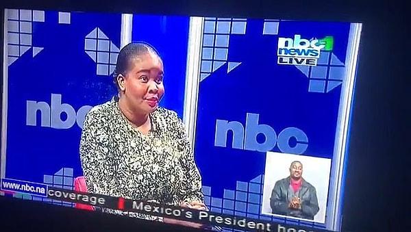 Devlet kanalı Namibian Broadcasting Corporation'ın haber sunucusu Elmarie Kapunda, topu meslektaşı Jessica Kaimu'ya atmadan önce spor haberlerini tanıtmaya başladı.