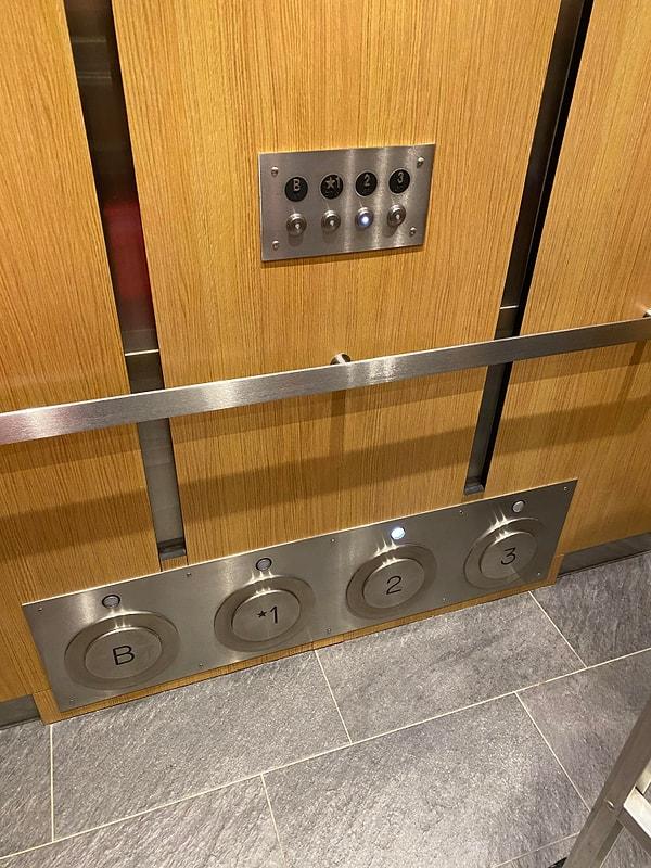 16. "Bu asansörde elleriniz doluysa ayağınızla da basabileceğiniz kocaman butonlar var."