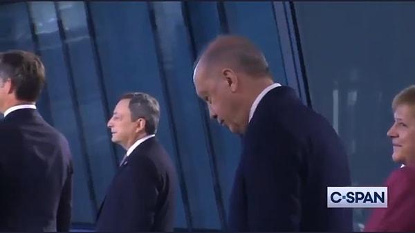 O görüntüde, anons ile liderlerden dönmeleri isteniyor. Liderler sırası ile yönlerini çevirirken, Cumhurbaşkanı Erdoğan birkaç saniye bekledikten sonra dönüyor. O sırada ise Merkel'in güldüğü görülüyor...