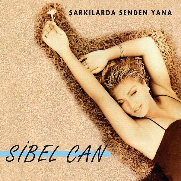 Sene 1996. Sibel Can saçlarını kısacık kestirmiş, yeni albümünü çıkartmış, ortalık "Deli Yüreğim At At Biraz" şarkısıyla inliyor.