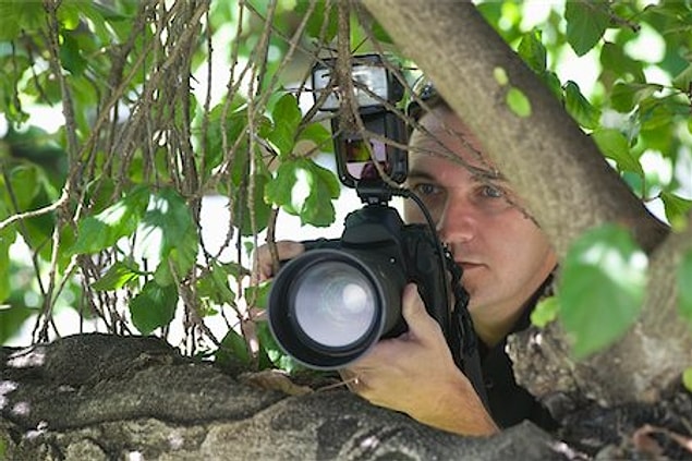 Bir anda beklenmedik bir şey oluyor ve Sibel Can çıplak bir şekilde ıslak mayosunu asmak için balkona çıkıyor. Aradığı manşet haberi bulan paparazzi art arda deklanşöre basmaya başlıyor gizli saklı.