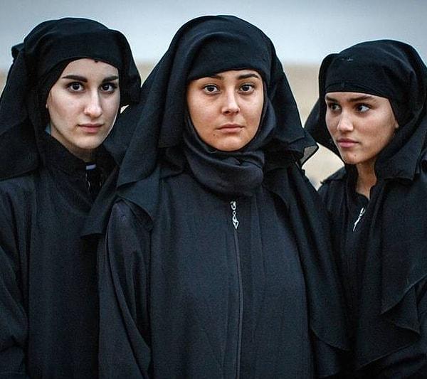 Netflix'te geçtiğimiz yıl İsveç yapımı Kalifat isimli 8 bölümlük bir dizi yayına girmişti. İzleyiciyle buluşur buluşmaz büyük beğeni toplayan dizi IŞID'e katılan 3 liseli kızın yaşadıklarını, Suriye'de mahvedilen hayatları konu almıştı.
