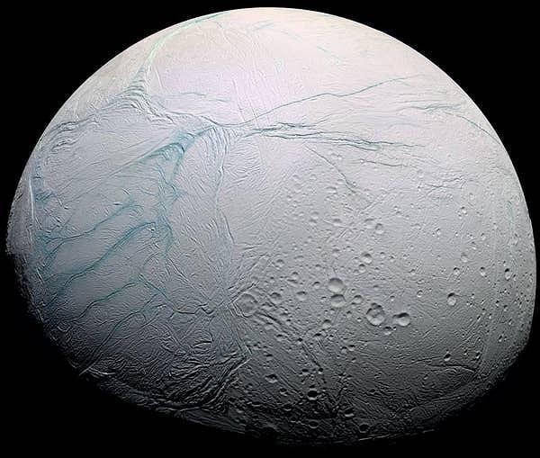 3. Satürn'ün en büyük uydusu olan Enceladus, güneş sistemimizde uzaylı yaşama olasılığı en yüksek olan yerlerden biridir.
