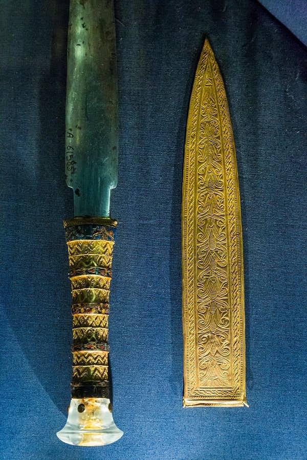 16. King Tut'un mezarında bulunan bu hançerin bıçağı demir, nikel ve kobalttan yapılmıştır. Bu metal kombinasyonu yaygın olarak meteorların içinde bulunur ve araştırmacılar, dövülmek için kullanılan şeyin tam olarak bu olduğuna inanıyorlar.
