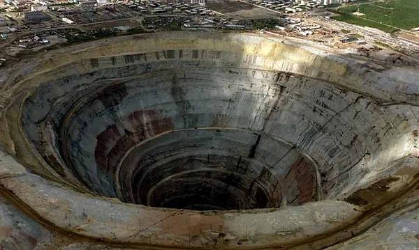 9. Rusya'nın Murmansk kentinde bulunan 'The Kola Superdeep Borehole', insanlar tarafından şimdiye kadar kazılmış en derin kuyudur.
