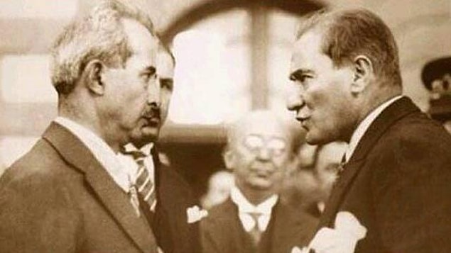 Bunun üzerine bir akşamüzeri sofrada kavga eder gibi bir münakaşa geçer. Şöyle ki, İnönü: "Evvela sakindim. Sükunet ile geçiştirmek istedim. Halindeki tecavüz manasının arttığını görünce..."