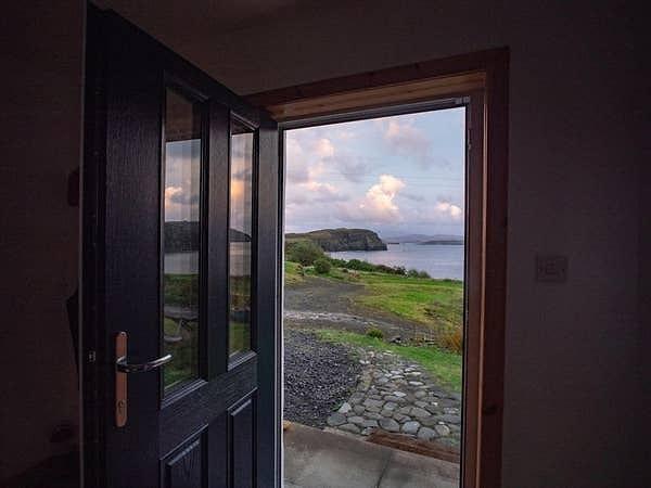 5. "Skye Adası'nda Airbnb'den kiraladığımız evin manzarasının fotoğrafı. En yakın komşumuz yarım mil uzakta."