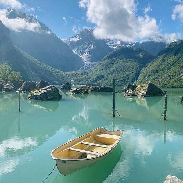 22. "Bu fotoğrafı kendi ülkemde gezinirken çektim. Norveç'teki Mauranger'de bulunan bu mavi-yeşil gölün kaynağı buzullar."