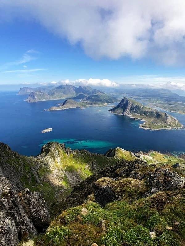35. Norveç'in Lofoten Adaları'nda bulunan Stornappstinden. Buraya bir grup Norveçli ile çıktım ve onlara yetişebilmek için kelimenin tam anlamıyla koşmak zorunda kaldım. Buna değer."
