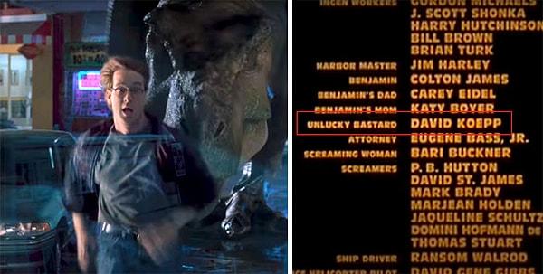 11. The Lost World: Jurassic Park (1997) filminde çekmesi gereken kapıyı ittiği için T-Rex tarafından yenilen adam, filmin senaristi David Koepp. Kapanış jeneriğinde rolü "Şanssız P*ç" olarak geçiyor.