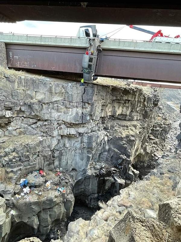 2. "Köprünün üzerinden aşağıya doğru düşen kamyon, karavana bağlı güvenlik zincirleri tarafından kurtarıldı."