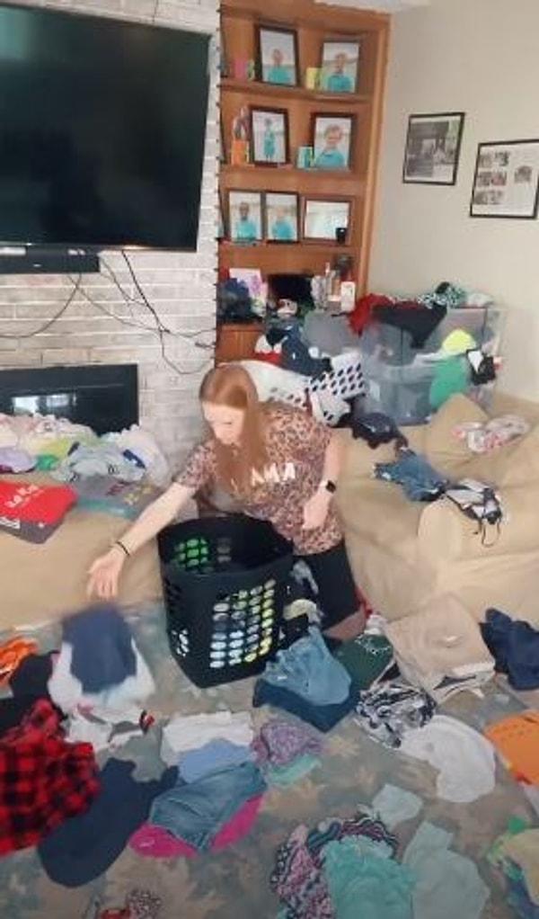 Oturma odasındaki kıyafet yığınının önüne oturan anne Alicia paylaştığı TikTok videosunda neden bu kararı aldıklarını açıklıyor.