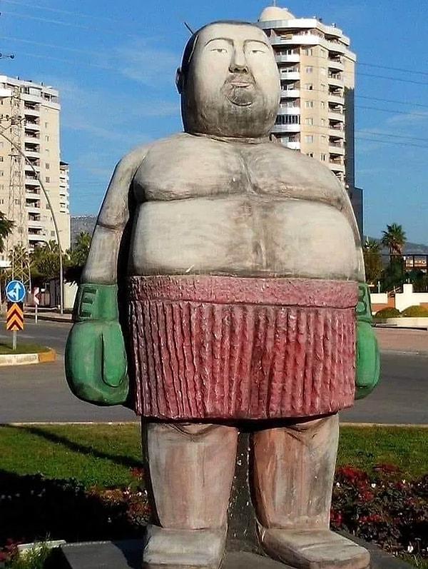 Bildiğiniz üzere son günlerde sosyal medya ünlü boksör Sinan Şamil Sam’ın Mersin’de yapılan heykeliyle çalkalanıyor.