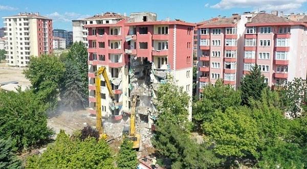 Acil dönüştürülmesi gereken konutların 300 bini  İstanbul'da