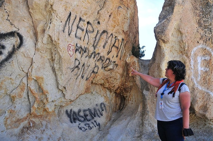 Kapadokya'da Peri Bacalarını Sprey Boyalarla Tahrip Ettiler