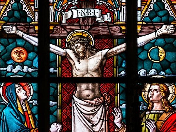 6. "Poposunun tam üstüne kafası kesik bir İsa dövmesi istemişti."