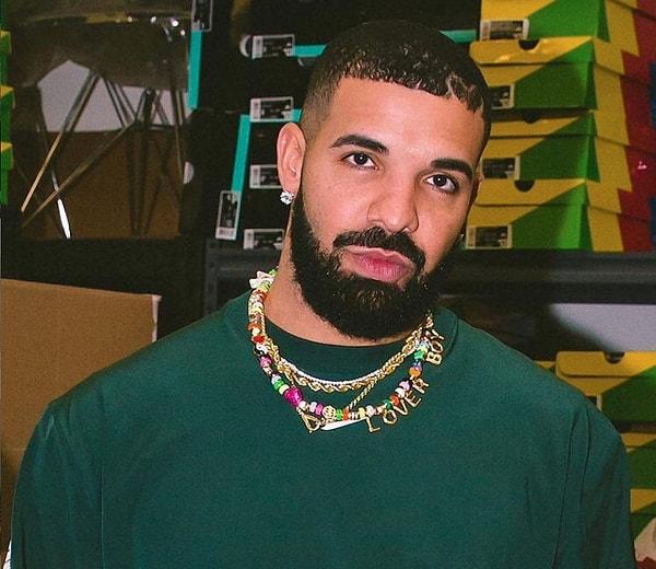Cumartesi gecesi Kansas City, Missouri'deki T-Mobile Center'da sahne alan Drake, kalabalıkla etkileşime geçmek için gösteriye ara verdi ve bir hayranının vefat eden annesinin ipoteğini ödemek istediğini açıkladı.