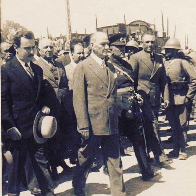 Özel kalem olması sebebiyle Atatürk'ün günlük çalışma programını belirlemek, kabullerin gerçekleşmesini sağlamak, resmi ve özel yazışmaları yapmak, protokol ve tören işlerini yönetmek...