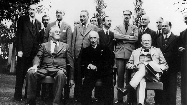 Süreyya Bey, İkinci Dünya Savaşı yıllarında gece gündüz radyoları dinler savaşın aşamalarını takip eder, not tutar. Churchill'den Hitler'e kadar her türlü gelişmeyi İsmet Paşa'ya rapor eder.