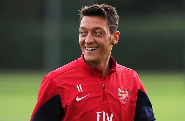 Aranızda efsanevi futbolcu Mesut Özil'i tanımayan yoktur.