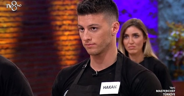 Özellikle genç kızların favorisi olan Hakan da atarlı giderli olsa da büyük bir aşama katetmişti. Hatta sonraki sezonlarda MasterChef stüdyosunun çalışanlarından biri oldu.
