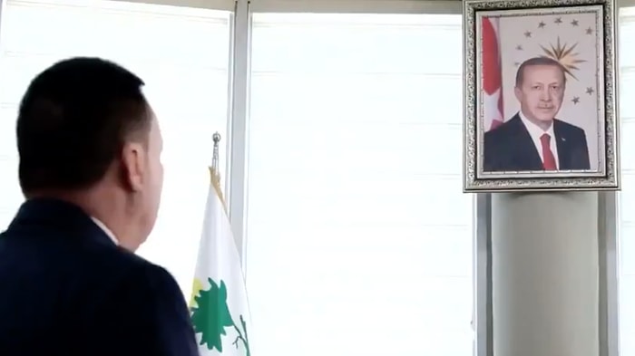 AKP'li Diyarbakır Bağlar Belediye Başkanı, Erdoğan'ın Portresinin Önünde Saygı Duruşunda Bulundu...