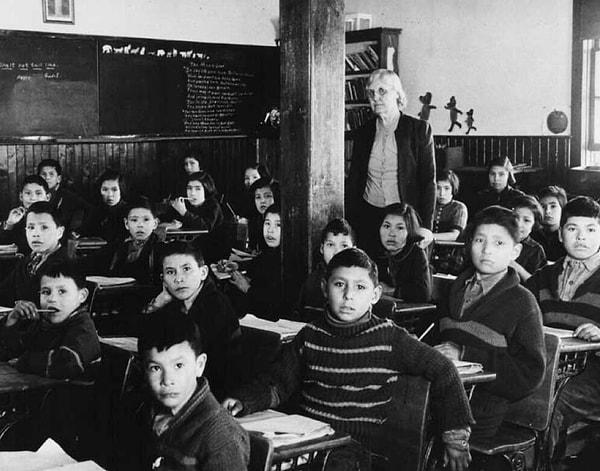 Kanada resmi kayıtlarına göre Marieval Kızılderili Yatılı Kilise Okulu, 1899'dan 1997'ye kadar eyaletin başkenti Regina'nın yaklaşık 140 kilometre doğusunda, Cowessess yerlilerinin olduğu bölgede faaliyet gösterdi.